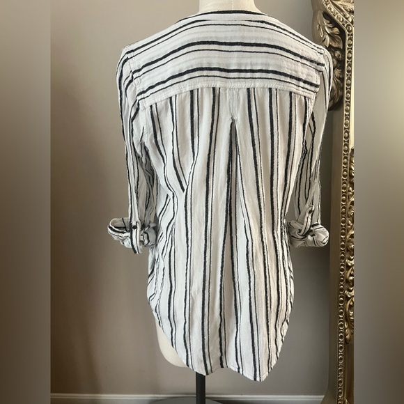 Lucky Brand button front soft linen shirt with roll tab sleeves - Picture 2 of 11